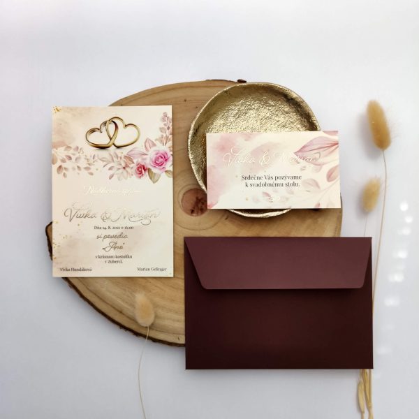 Elegantný set svadobných tlačovín na kreatívnom papieri, plnofarebná tlač doplnená zlatou metalickou fóliou.