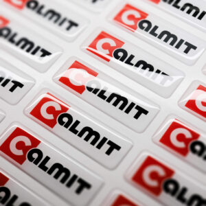 3D živicové samolepky pre spoločnosť Calmit vyrobené na mieru s plnofarebnou potlačou