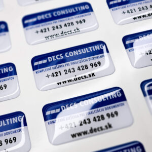 Živicová 3D samolepka pre DECS Consulting určená na označenie predaných strojov a technológií