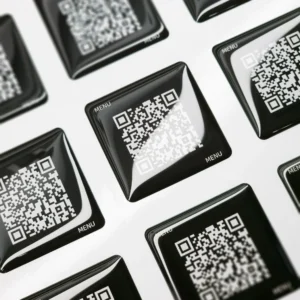 Čierne 3D živicové samolepky s QR kódom na digitálne menu a lesklou ochrannou vrstvou