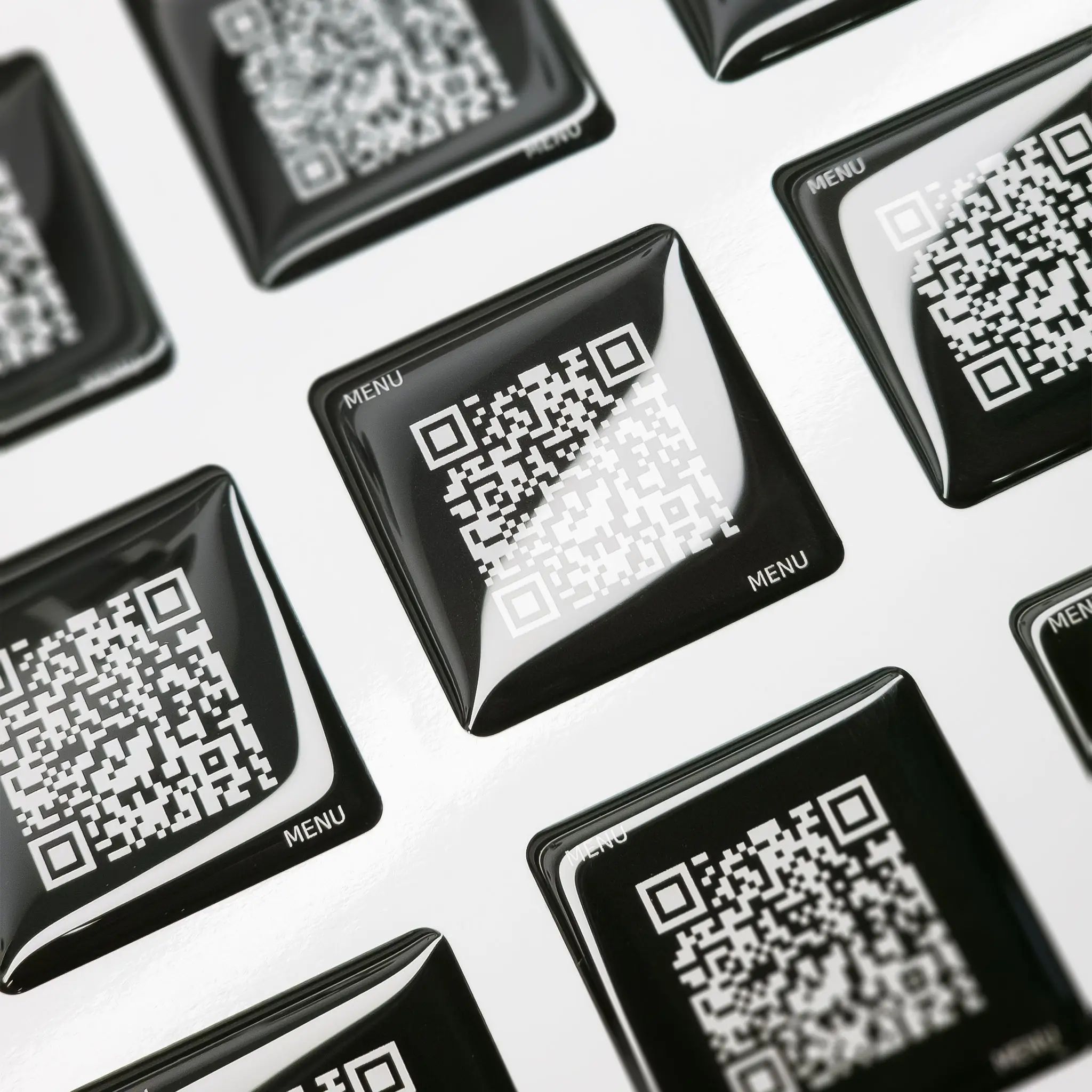 Čierne 3D živicové samolepky s QR kódom na digitálne menu a lesklou ochrannou vrstvou